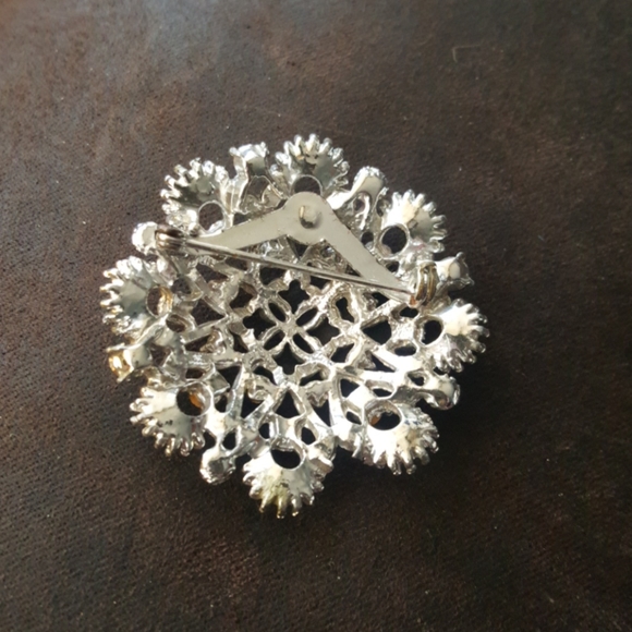 Brooch Encircled with Shells/White Rhinstones - Picture 2 of 2